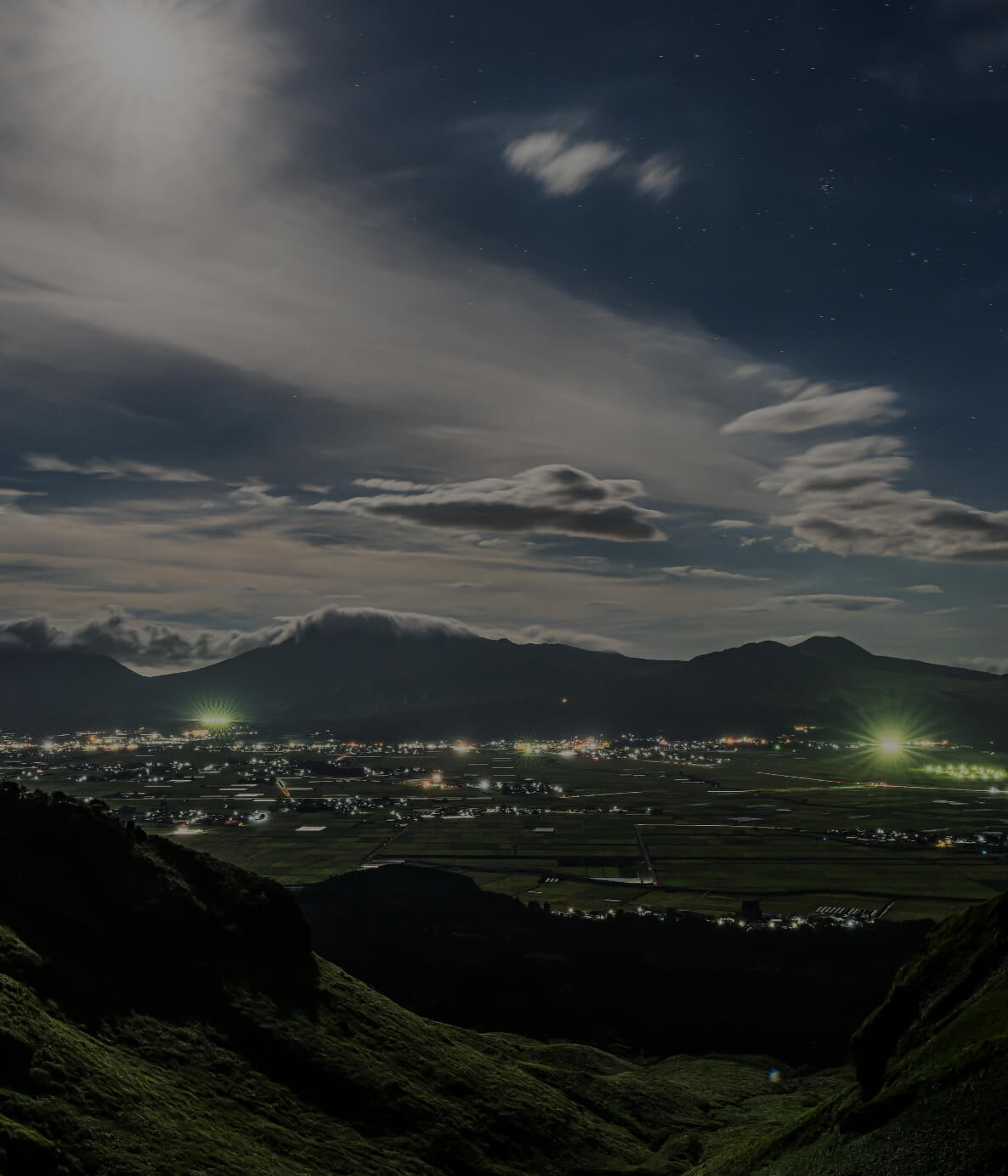  夜景と山並みを望む高台からの風景