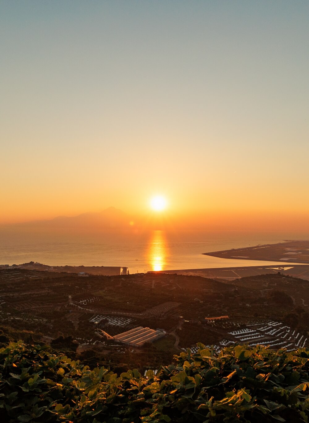 海に沈む夕日と沿岸の風景